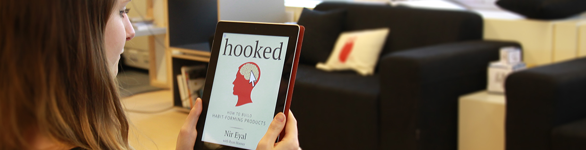 Hooked: How to Build Habit-Forming Products door Nir Eyal, een eenvoudige handleiding voor behavioral design.